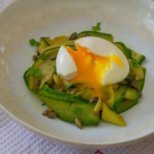 Poêlée de tagliatelles de concombre au curry et oeuf mollet