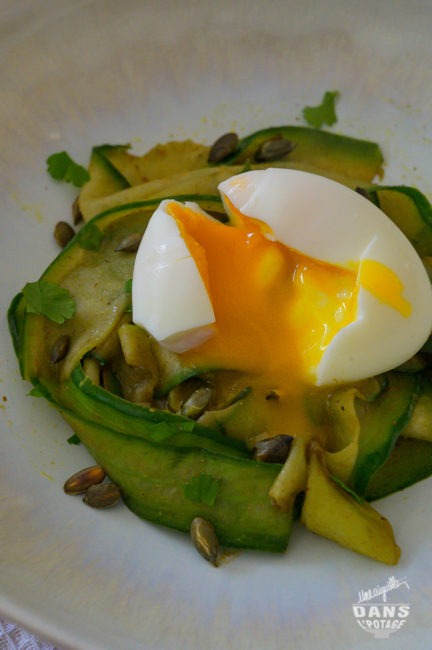 Poêlée de tagliatelles de concombre au curry et oeuf mollet