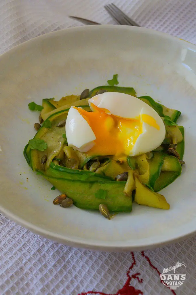 Poêlée de tagliatelles de concombre au curry et oeuf mollet