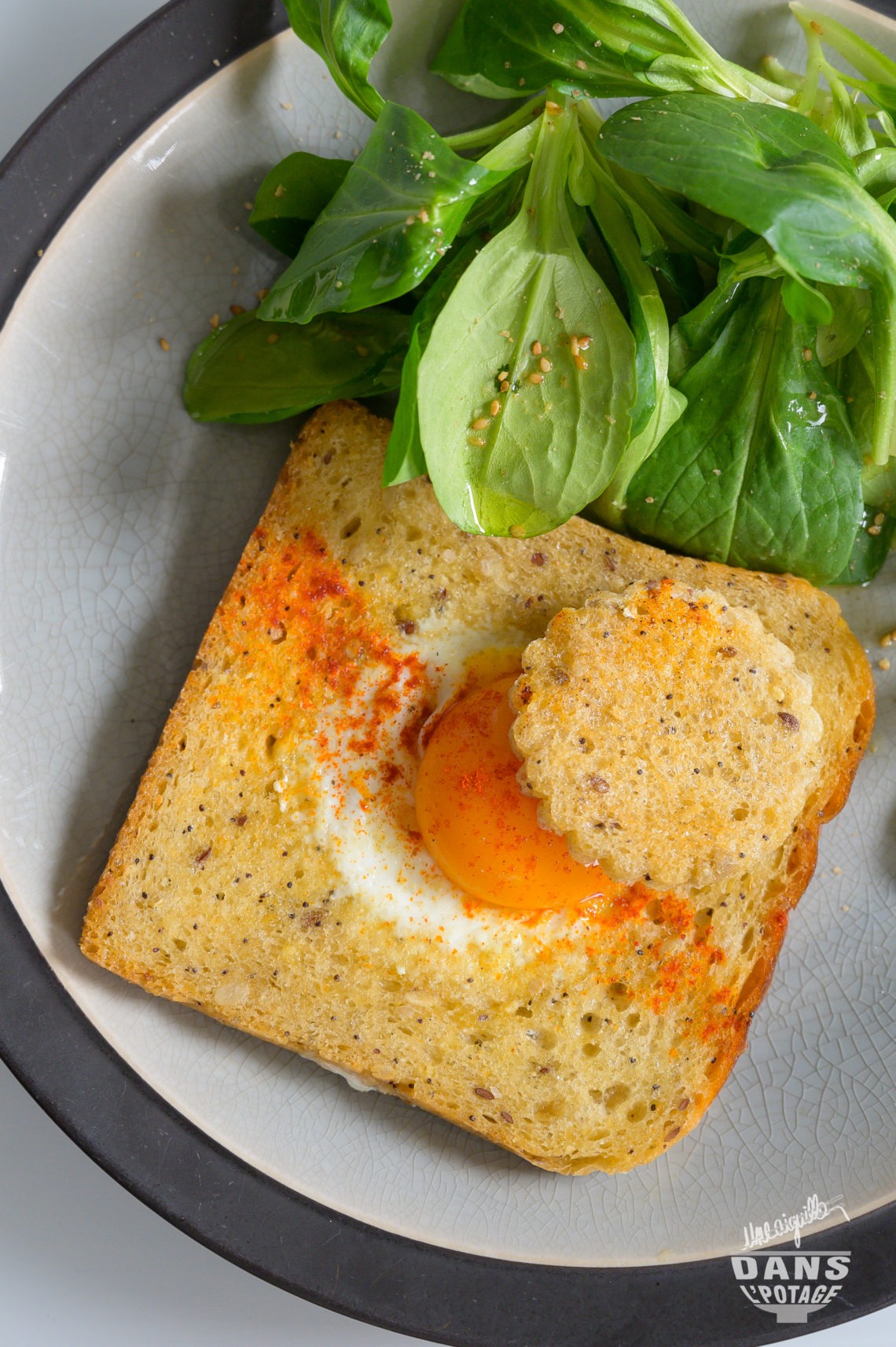 toast frit à l'oeuf / egg in a hole