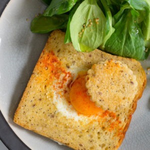 toast frit à l'oeuf / egg in a hole