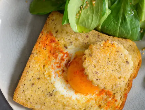 toast frit à l'oeuf / egg in a hole