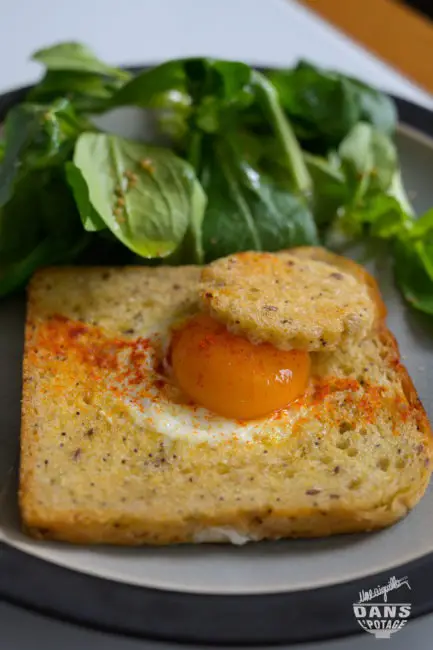 toast frit à l'oeuf / egg in a basket