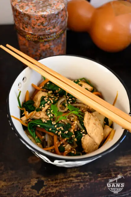 nouilles sautées poulet légumes 